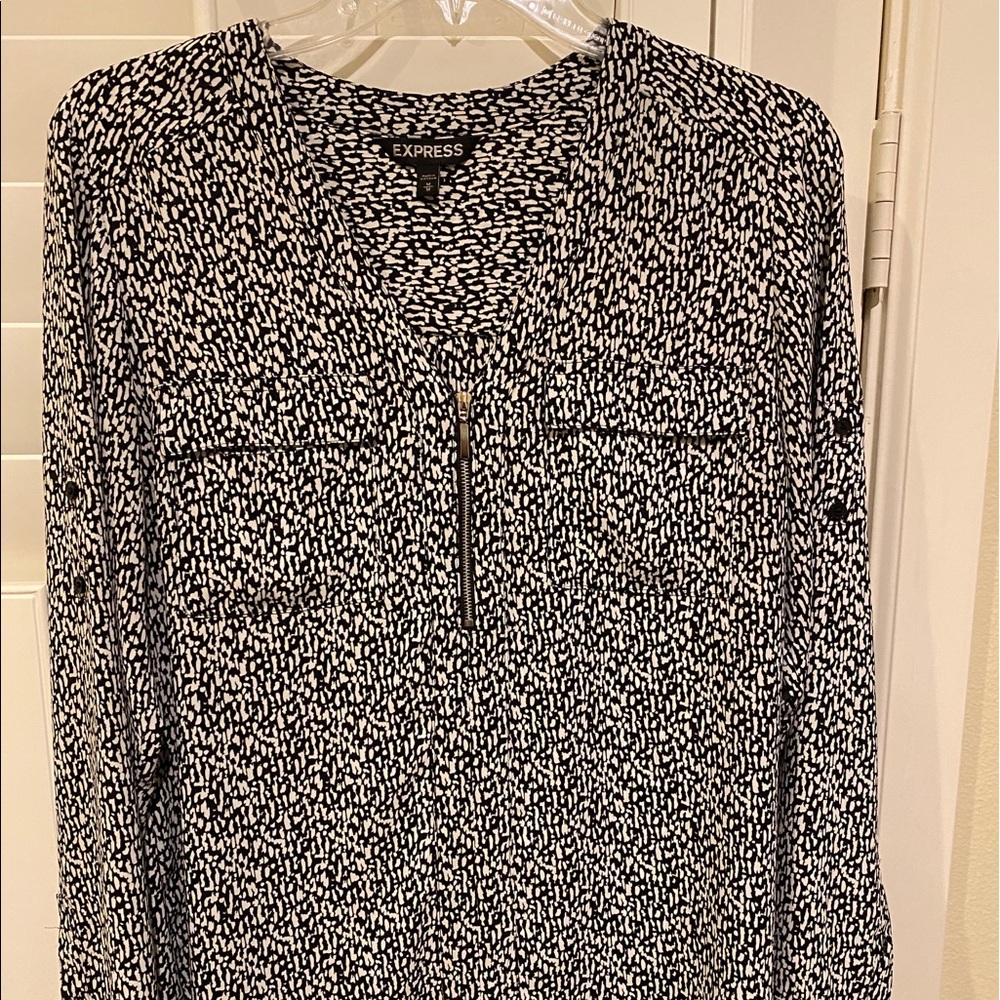 Express black and white top with zipper!